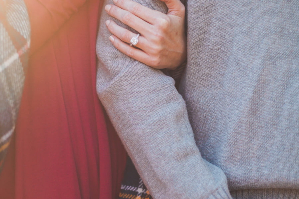 女人喝药挽回老公的心理与法律后果：如何健康应对婚姻危机